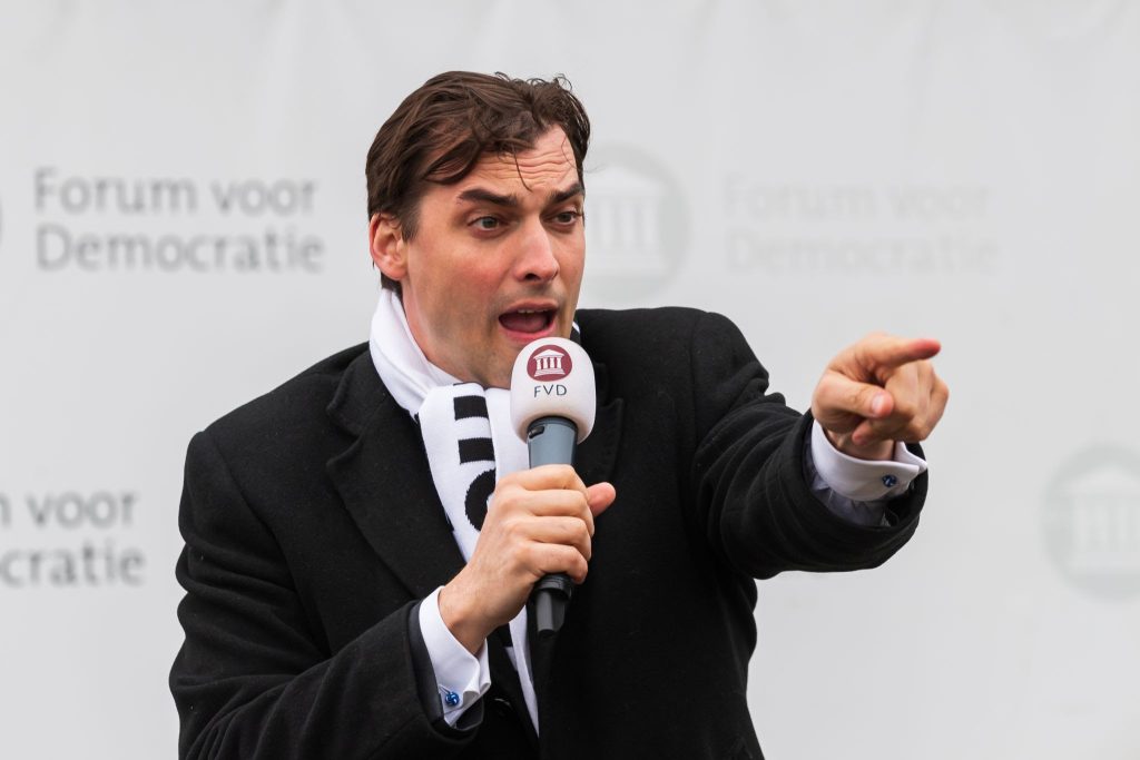 De Irrelevantie van Politieke Partijen versus de Relevantie van Bewegingen